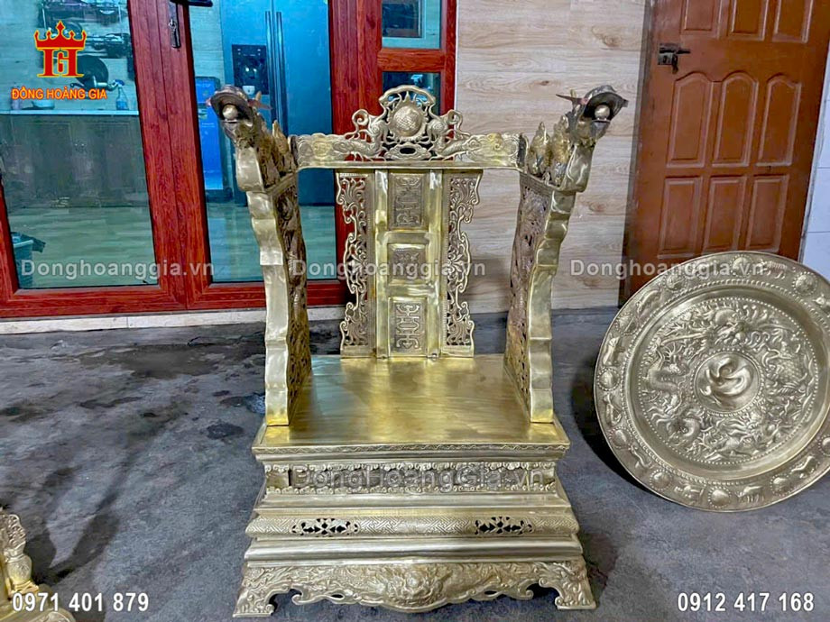 Ngai thờ cúng bằng đồng vàng màu hun giả cổ