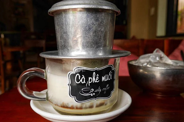 Phin nhôm truyền thống được sử dụng để pha cà phê