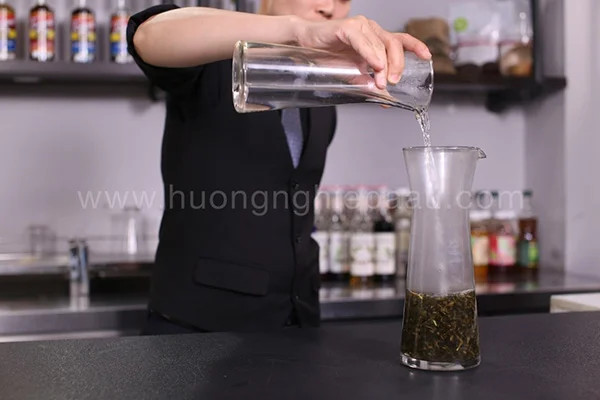 Bạn lưu ý sử dụng dụng cụ pha trà bằng thủy tinh hoặc sứ