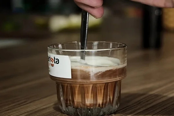 Ly cà phê muối đã hoàn thành sẵn sàng để thưởng thức