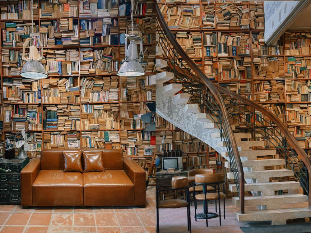 Bức tường sách khổng lồ đặc trưng tại Nhâm Cafe