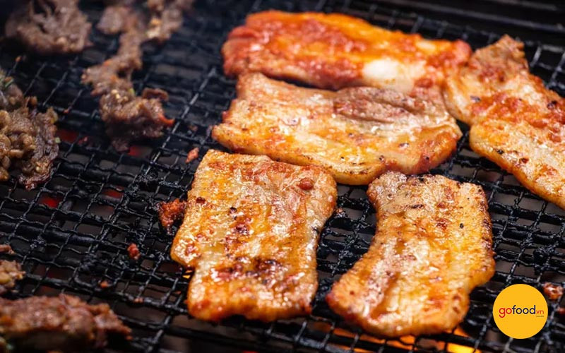 Miếng ba chỉ bò nướng BBQ vàng óng, mọng nước, hấp dẫn