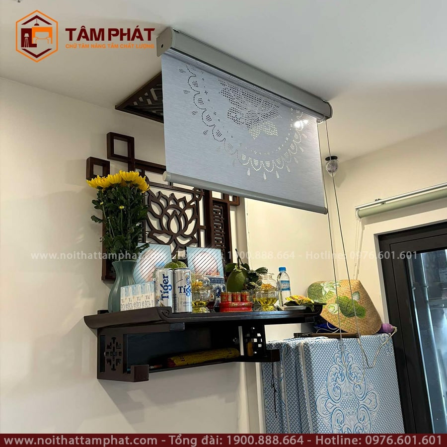Bàn thờ treo chung cư có rèm với mâm lễ vật