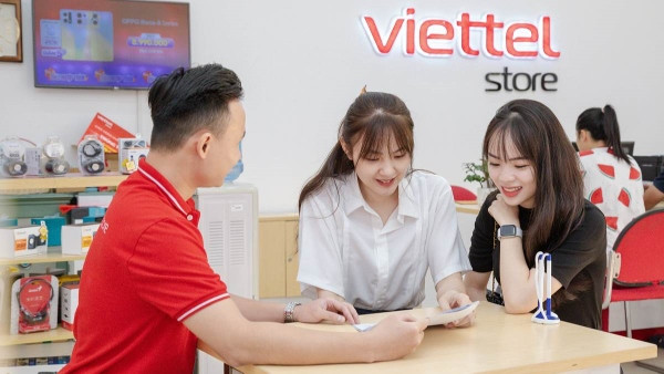 Nhân viên Viettel hướng dẫn khách hàng điền đơn xóa tài khoản