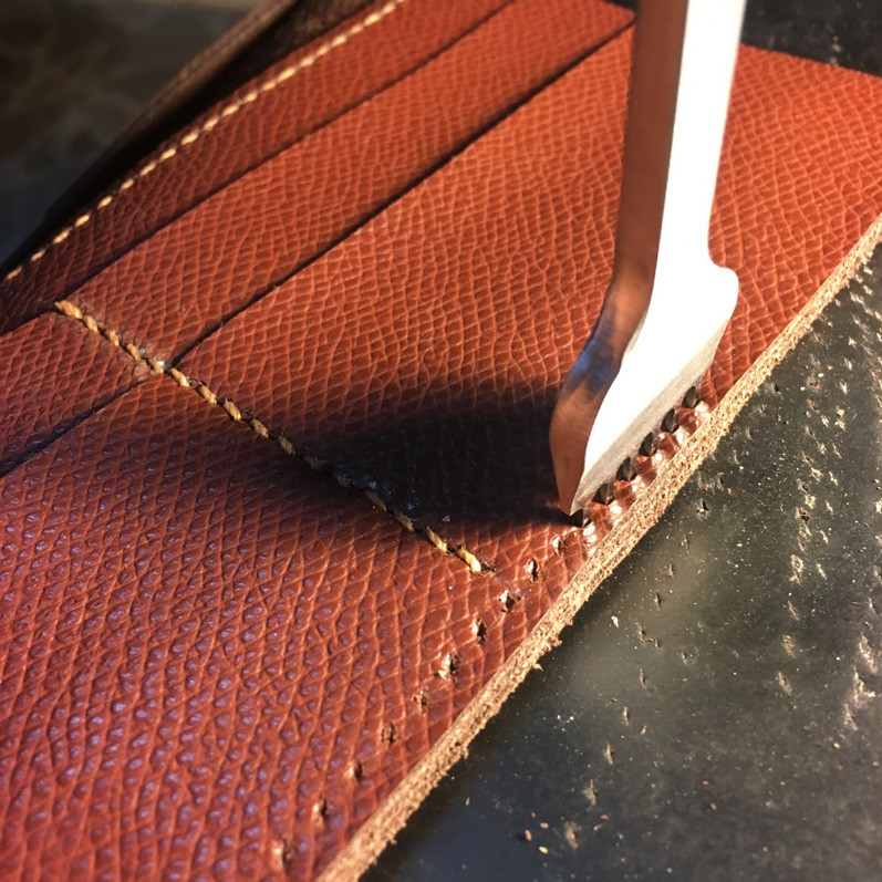 Sử dụng đục lỗ để tạo đường chỉ may đều và đẹp trên da