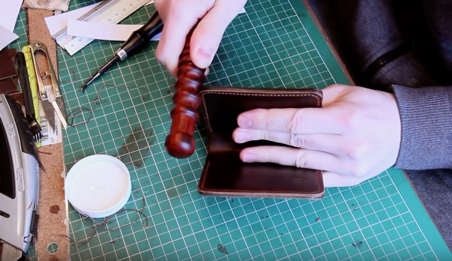 Dùng thanh gỗ đánh cạnh để làm mịn và hoàn thiện các cạnh da