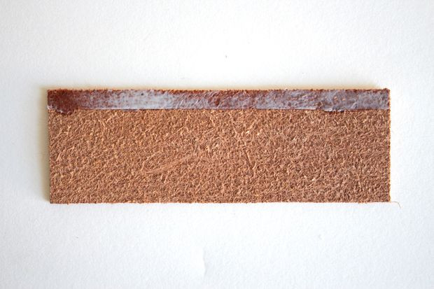 Bôi keo chuyên dụng lên các đường viền da để dán cố định