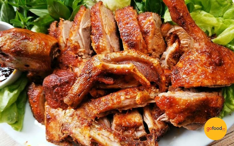 Đùi gà nướng muối ớt vàng ruộm, da giòn tan, thịt mềm