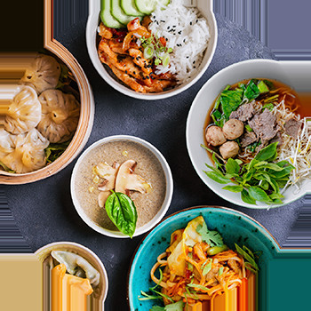 Hình ảnh một tô mì nóng hổi được giao tận nơi bởi GrabFood, đặt trên bàn làm việc