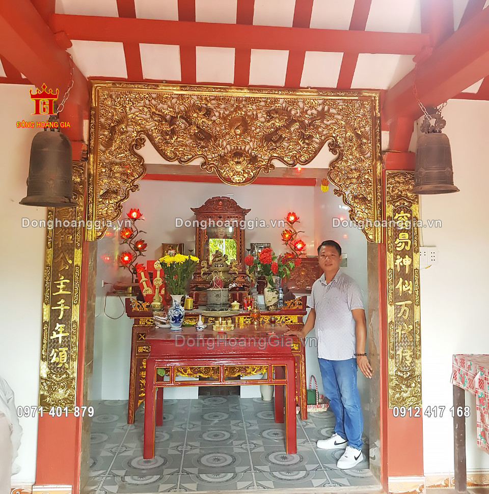 Lắp đặt cửa võng câu đối đồng hun giả cổ cho bàn thờ gia tiên