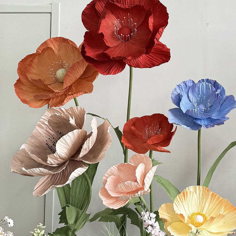 Một khóm hoa khổng lồ nhiều màu sắc rực rỡ bằng giấy nhún XH57, với các bông hoa lớn nhỏ đan xen tạo hình đẹp mắt và cuốn hút