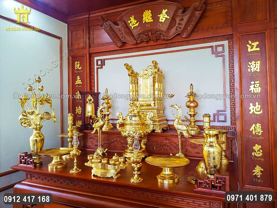 Bộ đồ thờ cúng bằng đồng dát vàng 9999 được lắp đặt trên bàn thờ gia tiên sang trọng