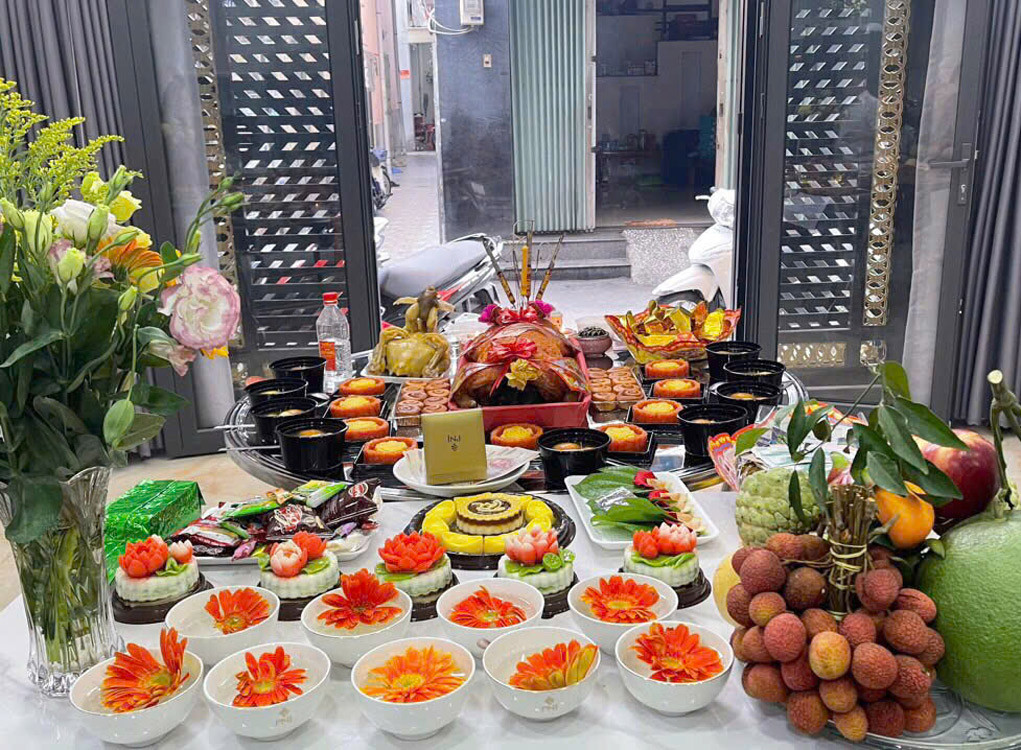 Tổng quan mâm cúng khai trương được bày trí chỉnh tề trước cửa hàng, sẵn sàng cho nghi lễ