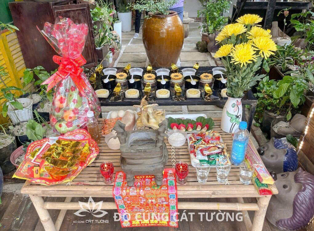 Hình ảnh một mâm cúng khai trương đầy đủ các lễ vật truyền thống trên bàn thờ