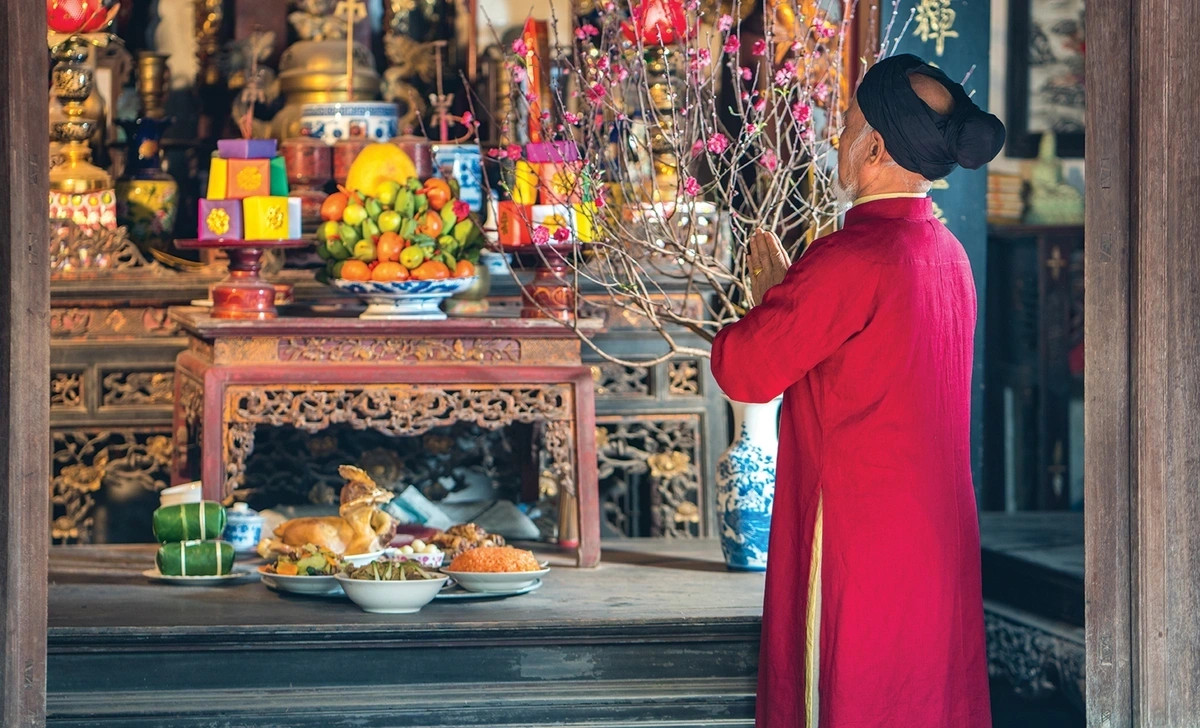 Một gia đình Việt Nam quây quần bên mâm cơm ngày Tết, với nụ cười rạng rỡ và không khí ấm cúng