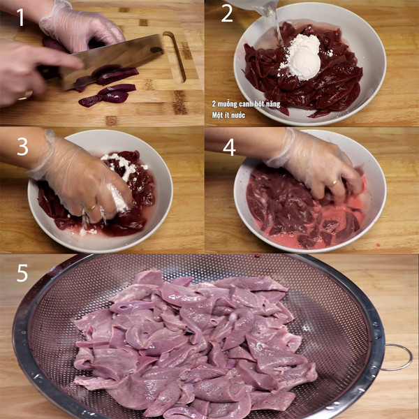 Sơ chế gan heo thật kỹ lưỡng để không bị hôi và tanh.