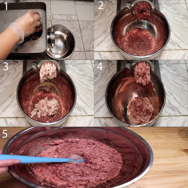 Nên xay gan lợn và thịt nhiều lần để pate được mịn hơn.