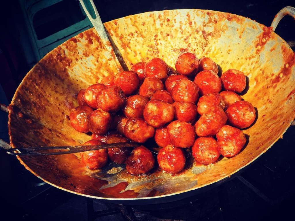 Những chiếc bánh rán mật vàng ươm, phủ lớp mật đường óng ánh