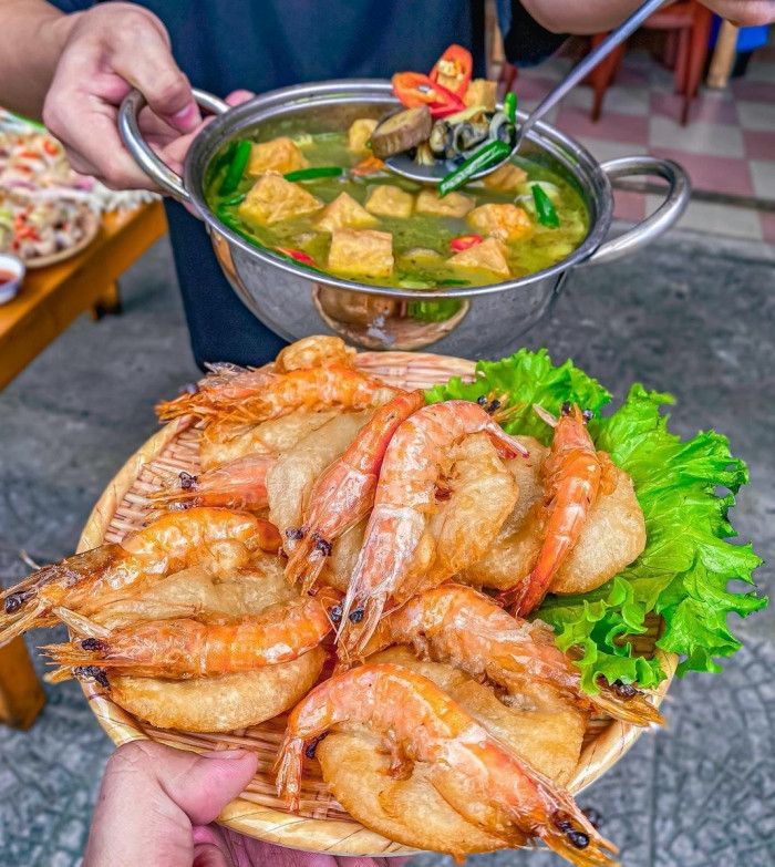Bánh tôm vàng ruộm, giòn tan với tôm tươi ngon được chiên phồng
