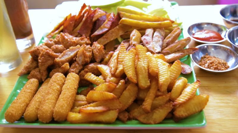 Nem chua rán vàng giòn, ăn kèm dưa chuột, xoài xanh và tương ớt