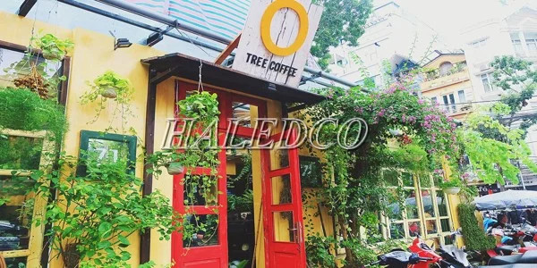 Cổng quán cafe nhỏ được trang trí ấn tượng với đèn và phụ kiện
