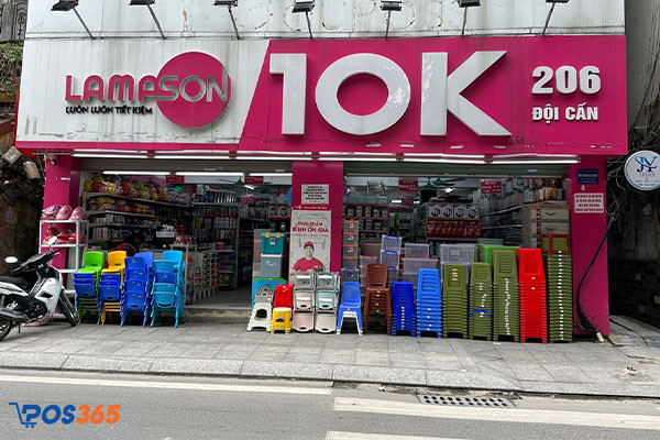 Nội thất và bố cục của một cửa hàng Lamason với các quầy hàng được sắp xếp gọn gàng