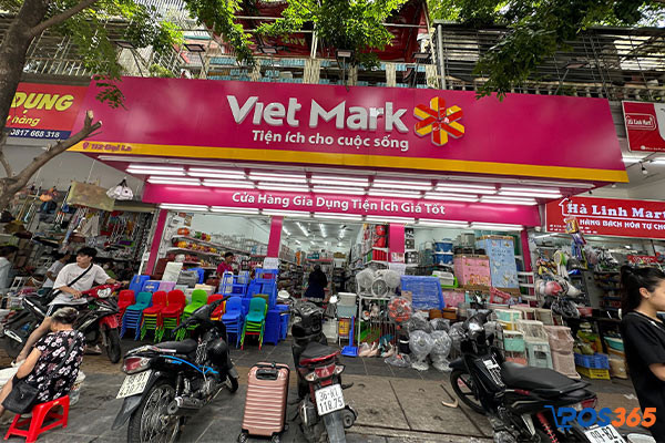 Hệ thống cửa hàng VietMark với đa dạng sản phẩm được trưng bày ngăn nắp