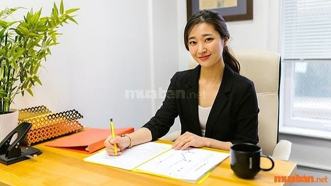 Người lao động trẻ tham gia vào thị trường việc làm thêm buổi tối tại Hà Nội