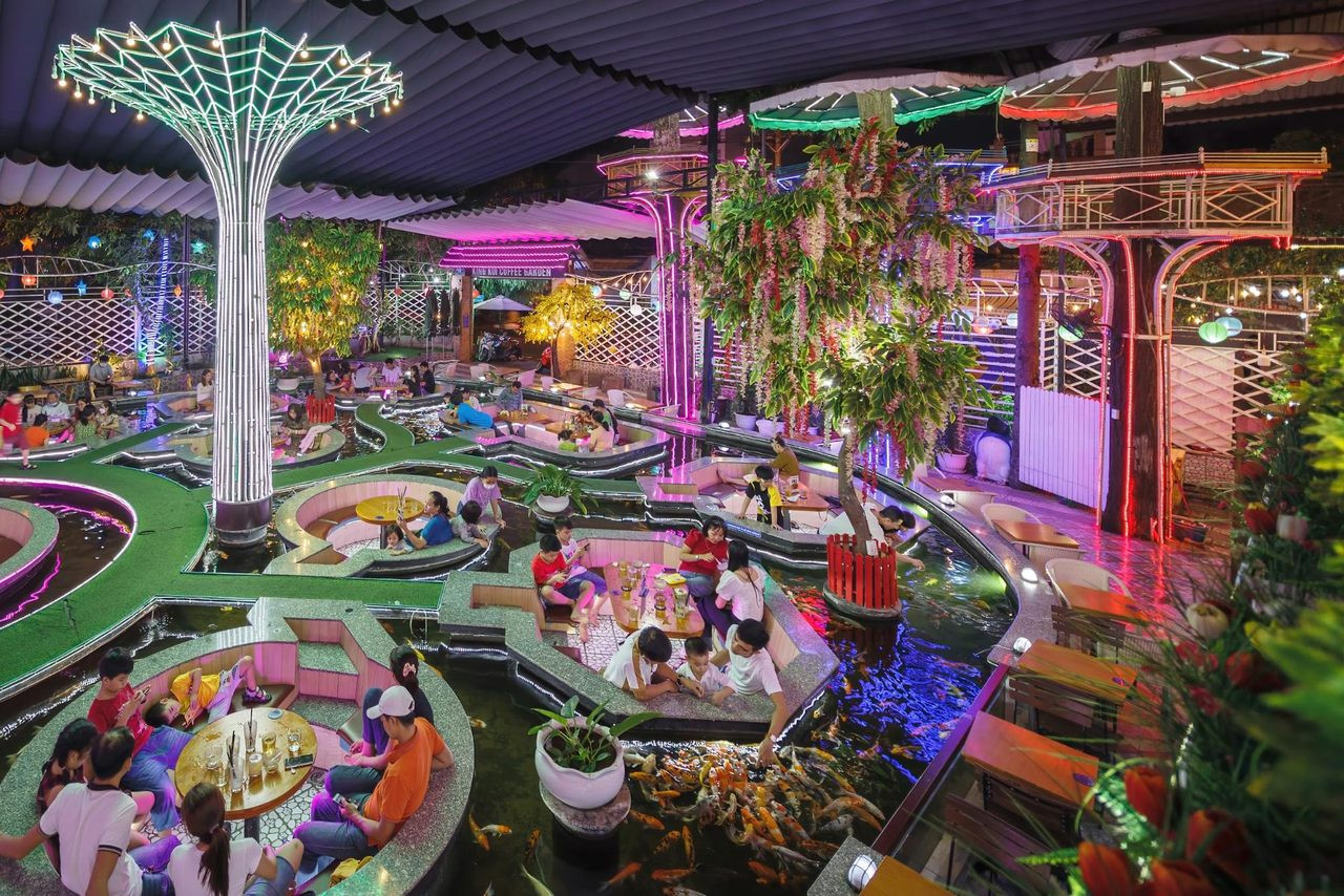 Hệ thống đèn chiếu sáng sang trọng tại King Koi Coffee Garden làm nổi bật không gian