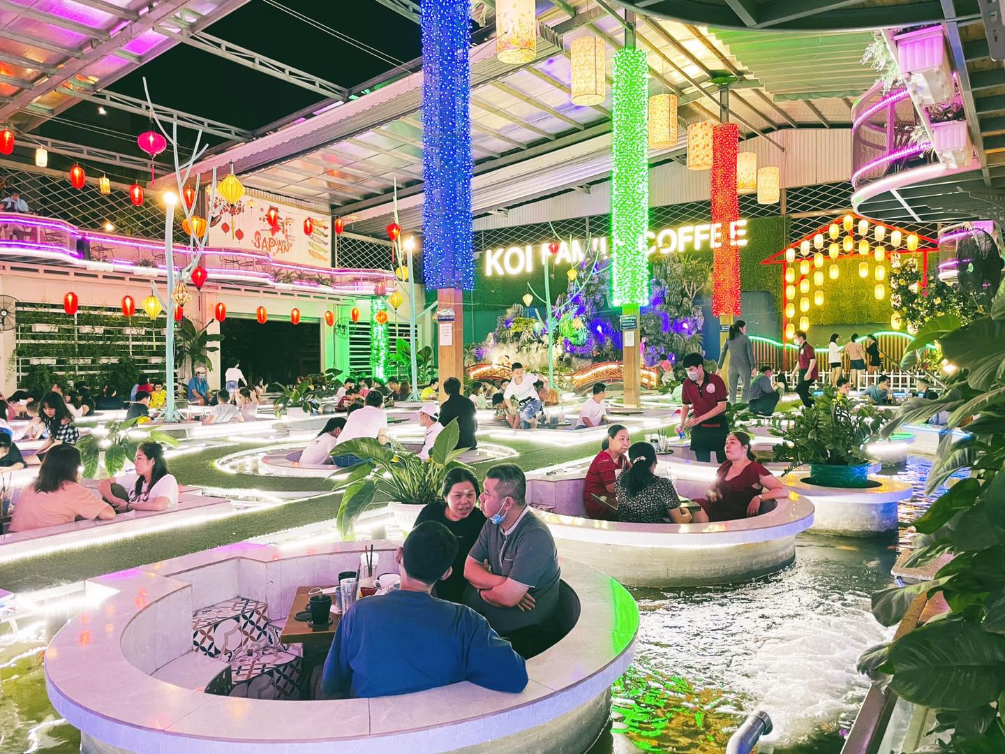 Khu vực ngồi riêng tư với thiết kế ô tròn tại Koi Family Coffee được trang trí đèn LED