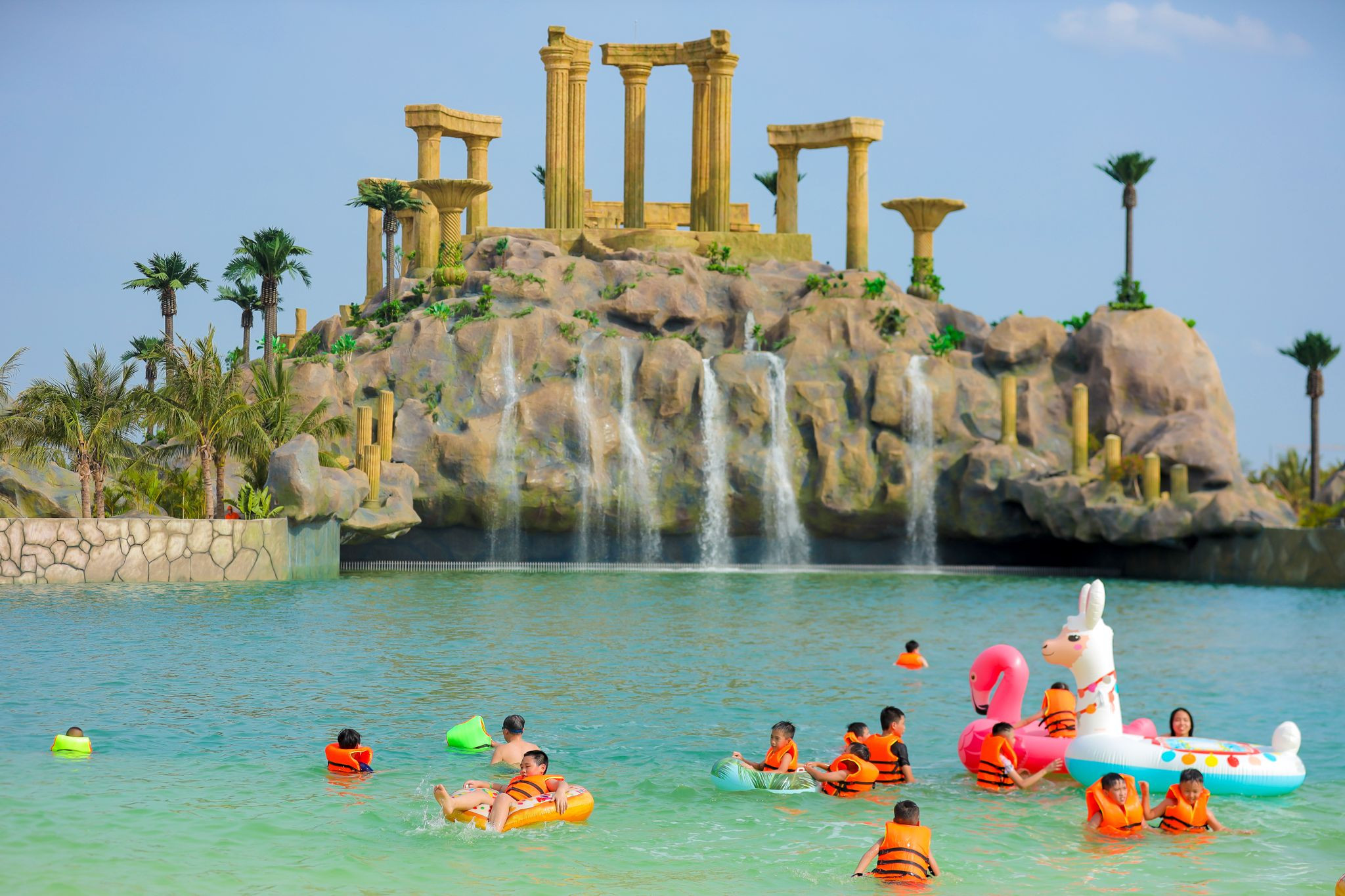 Du khách thỏa thích bơi lội và vui chơi dưới nước tại VinWonders Wave Park & Water Park