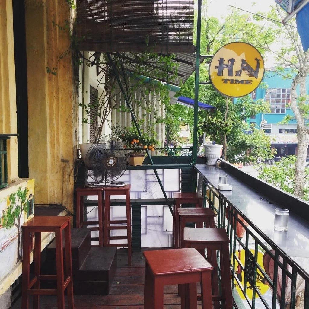 Hanoi Time Coffee mang phong cách xưa cũ nhìn ra Hồ Gươm