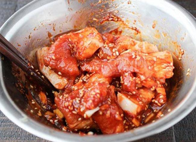 Thịt ba chỉ đã được thái và trộn đều với các loại gia vị bún chả trong tô