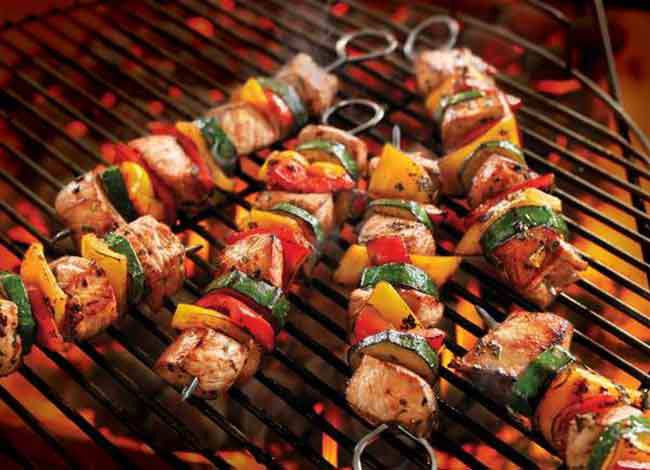 Thịt ba chỉ đã được thái miếng dày và trộn đều với hỗn hợp gia vị ướp BBQ