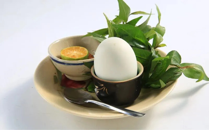 Người dân tin rằng ăn trứng vịt lộn có thể giúp hóa giải những điều xui rủi và mang lại may mắn