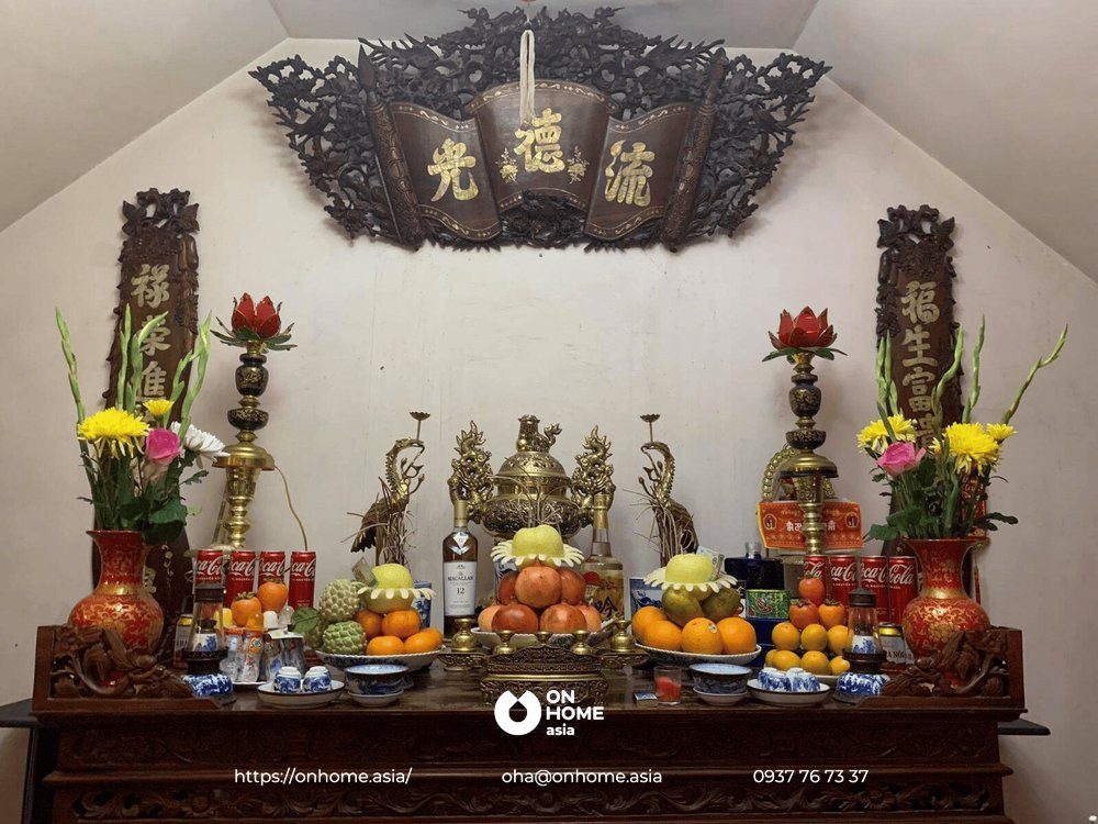 Bàn thờ miền Nam với mâm ngũ quả đặc trưng Cầu Sung Vừa Đủ Xài và các đồ thờ cúng đơn giản