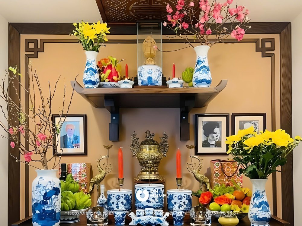 Sắp xếp đồ thờ cúng, hoa quả và nến trên bàn thờ gọn gàng, cân đối