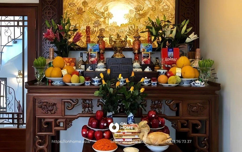 Một mâm ngũ quả truyền thống được bày biện trang nghiêm trên bàn thờ ngày Tết