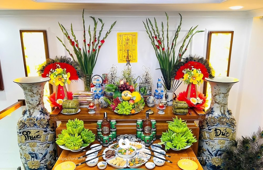 Bàn thờ miền Bắc được trang trí với mâm ngũ quả, hoa đào và đồ thờ bằng đồng