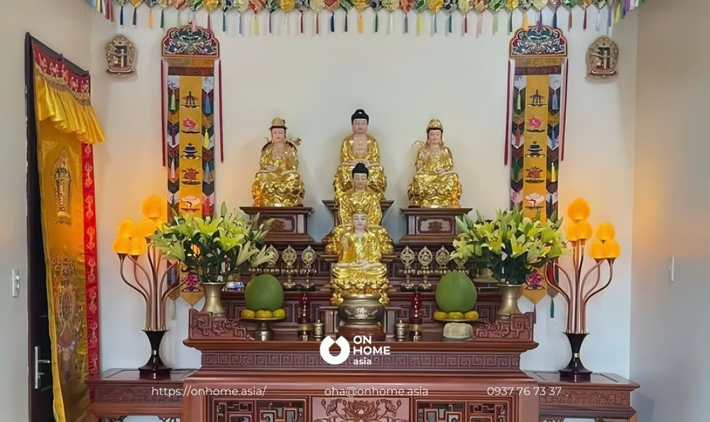 Bàn thờ Phật được trang trí thanh tịnh với hoa tươi, bát hương và đèn thờ cân đối