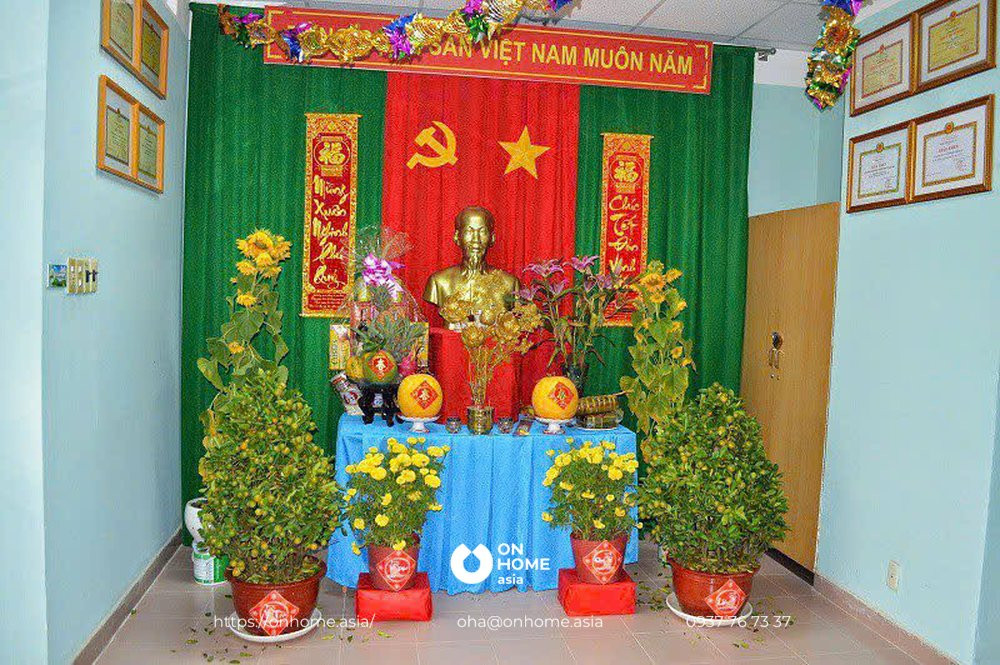 Bàn thờ Tổ quốc được bài trí trang trọng với Quốc kỳ, tượng Bác Hồ và hoa tươi