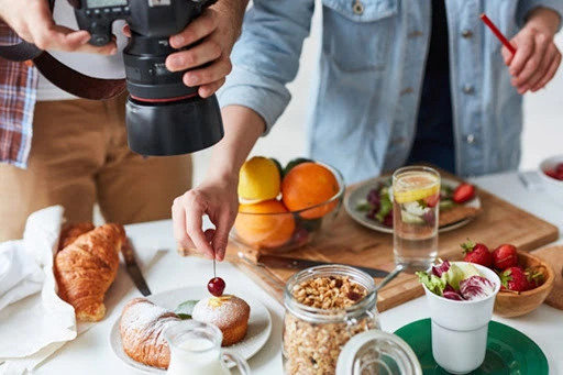 Food Stylist chuyên nghiệp chụp ảnh đồ ăn