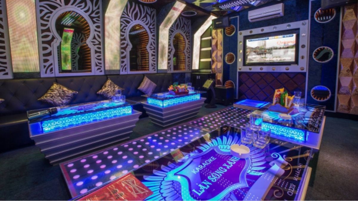 Phòng karaoke hiện đại với ánh sáng tốt tại Làn Sóng Xanh, quận 3