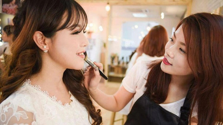Trở thành chuyên gia trang điểm để kiếm tiền
