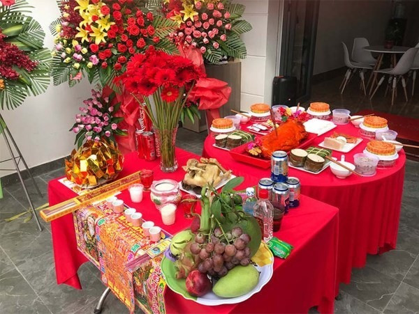 Mâm cúng lễ khai trương chuẩn bị đầy đủ các lễ vật truyền thống