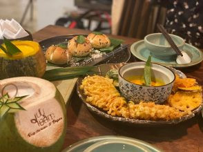 Không gian thanh tịnh và món ăn hấp dẫn tại Ưu Đàm Chay, một quán chay nổi tiếng ở Hà Nội