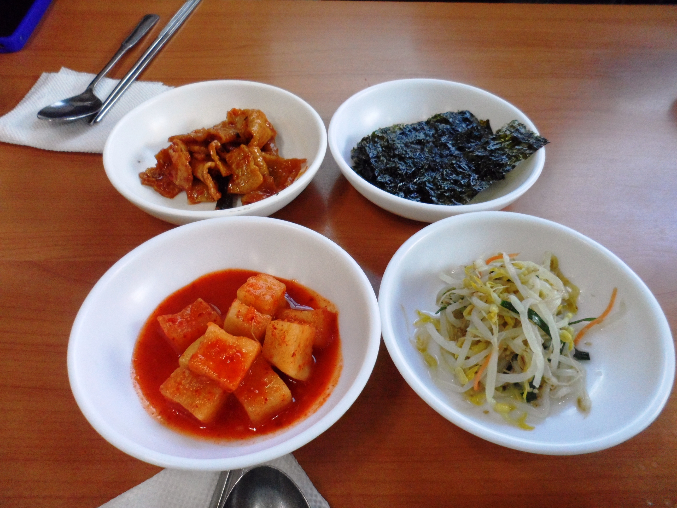 Lối vào một con ngõ nhỏ dẫn đến các quán ăn bình dân ở Seoul