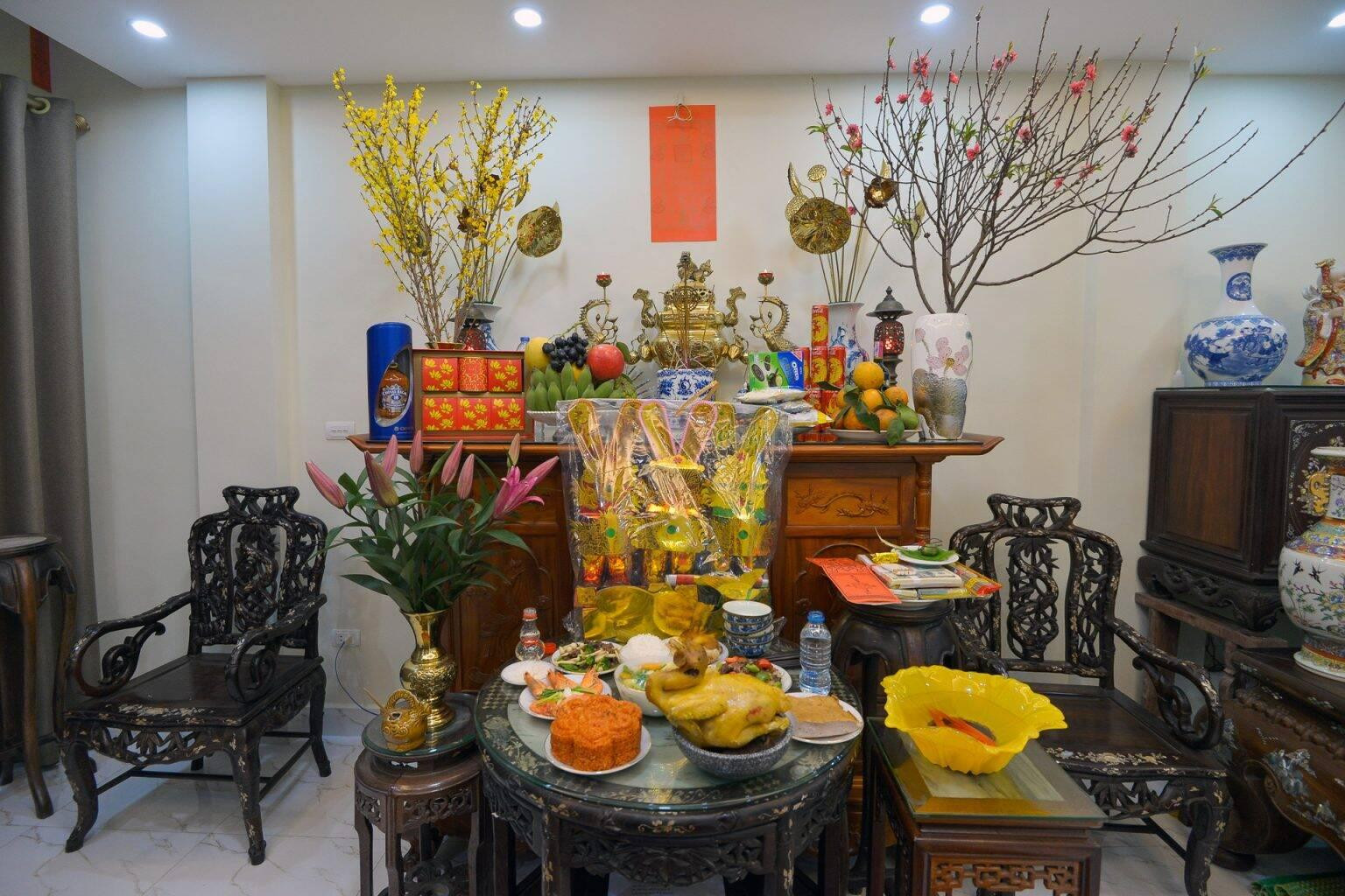 Bàn thờ gia tiên ngày tết đầy đủ và trang nghiêm