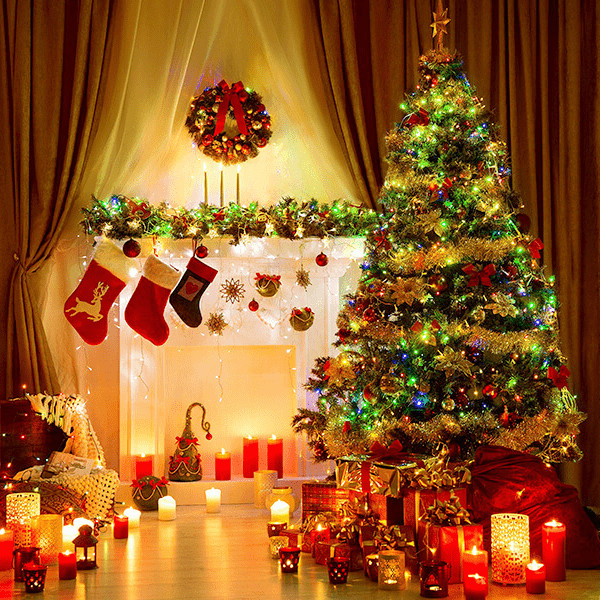 Cây thông Noel lấp lánh với phụ kiện trang trí và ánh đèn lung linh tại cửa hàng