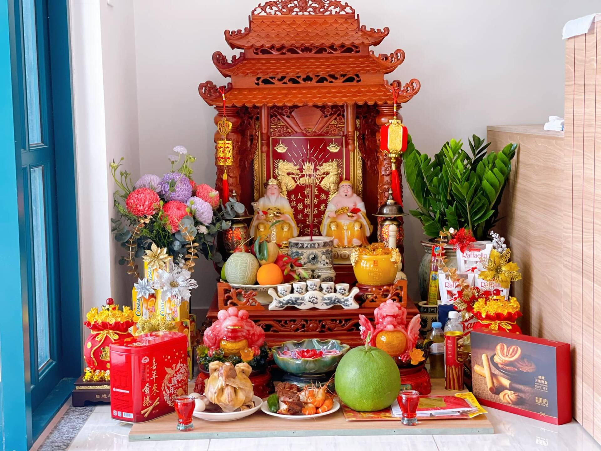 Bàn thờ Thần Tài - Ông Địa là nơi thờ cúng cầu tài lộc, may mắn và bình an, đồng thời thể hiện mong muốn thu hút vượng khí và ổn định cuộc sống của gia chủ